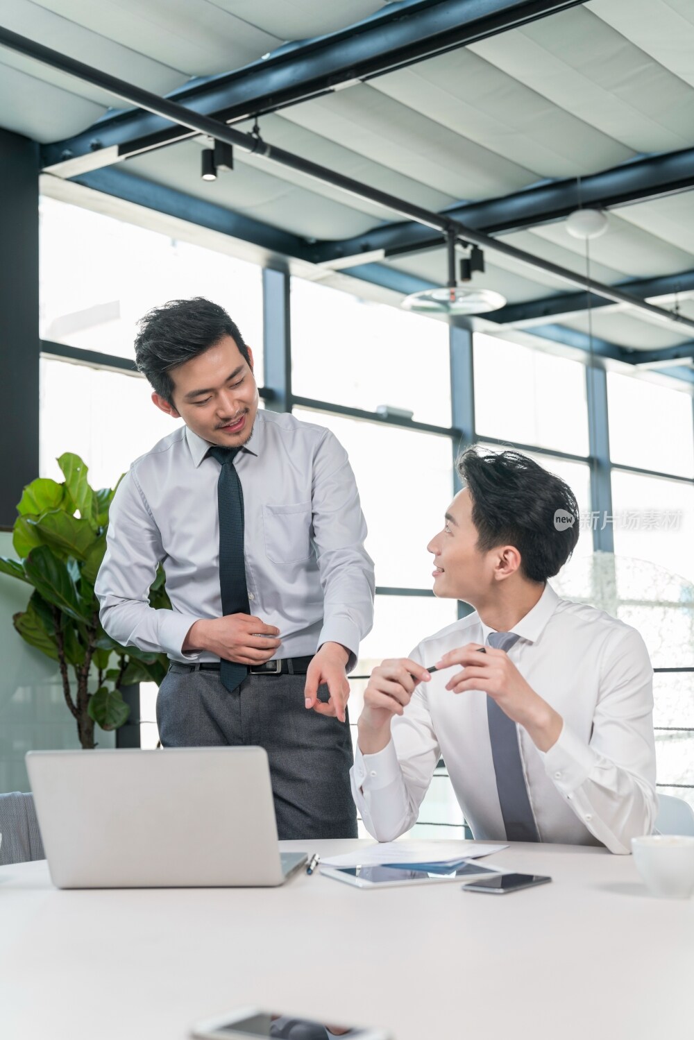 商务人士在会议室开会