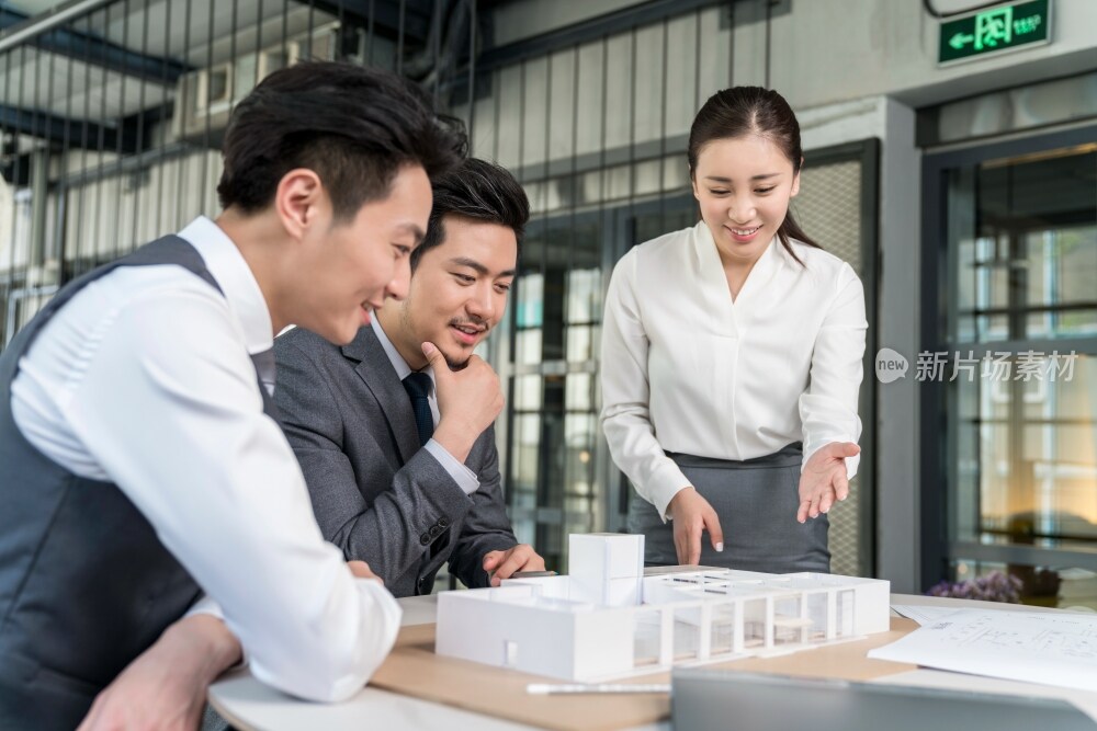 商务人士在会议室开会