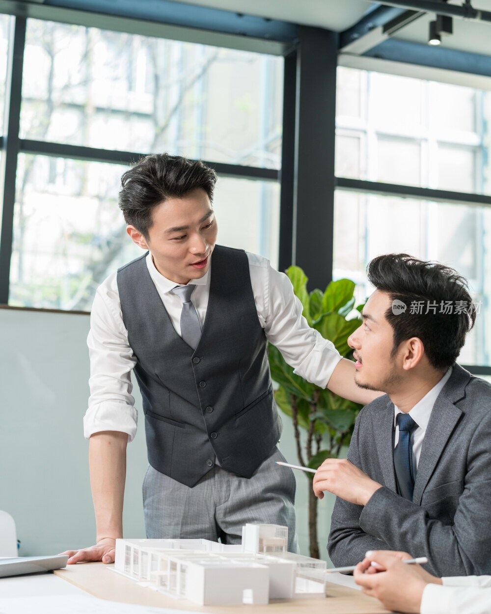 商务人士在会议室开会