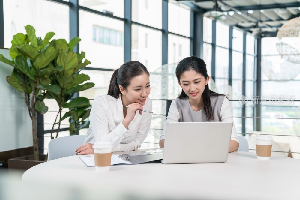 商务人士在会议室开会