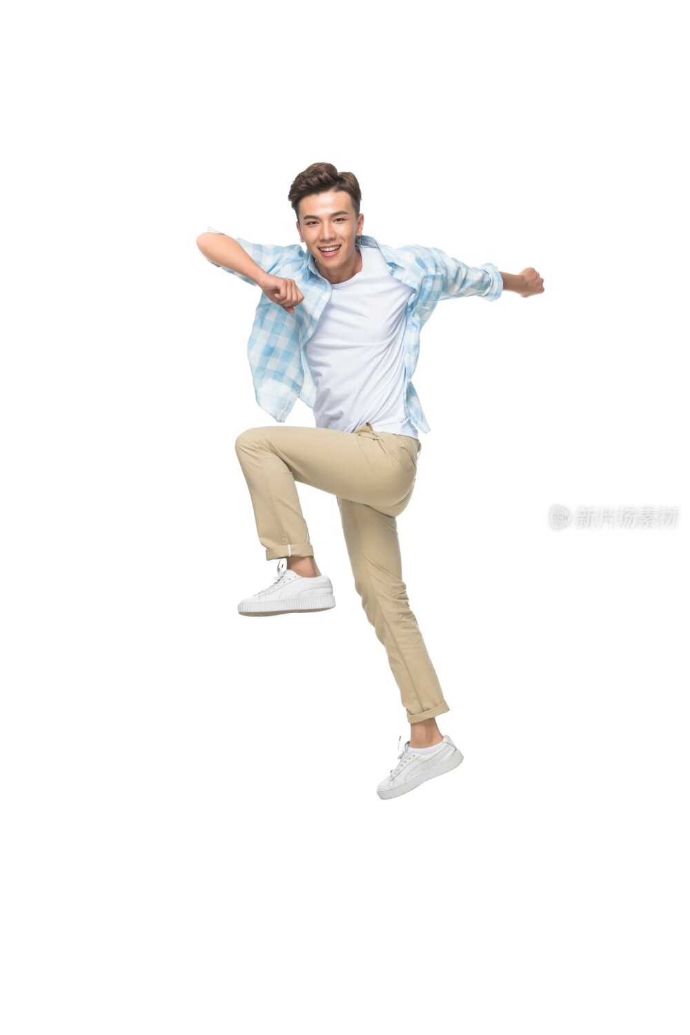 年轻男子跳跃