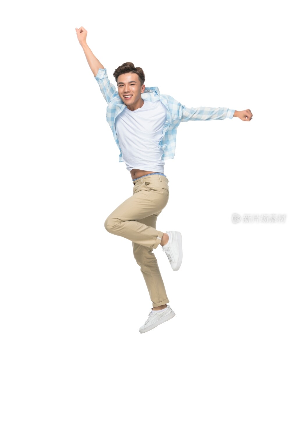 年轻男子跳跃
