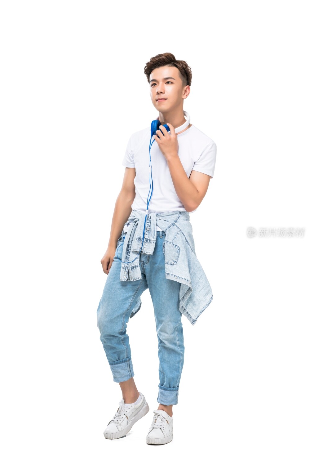 年轻男子听音乐