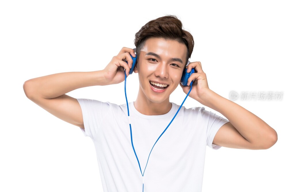 年轻男子听音乐