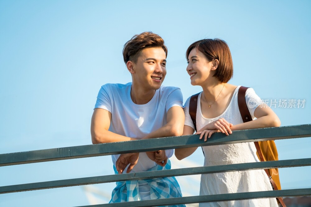 快乐的年轻情侣