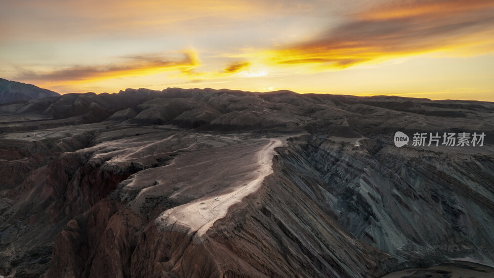 新疆峡谷光影全景壮丽旅行目的地