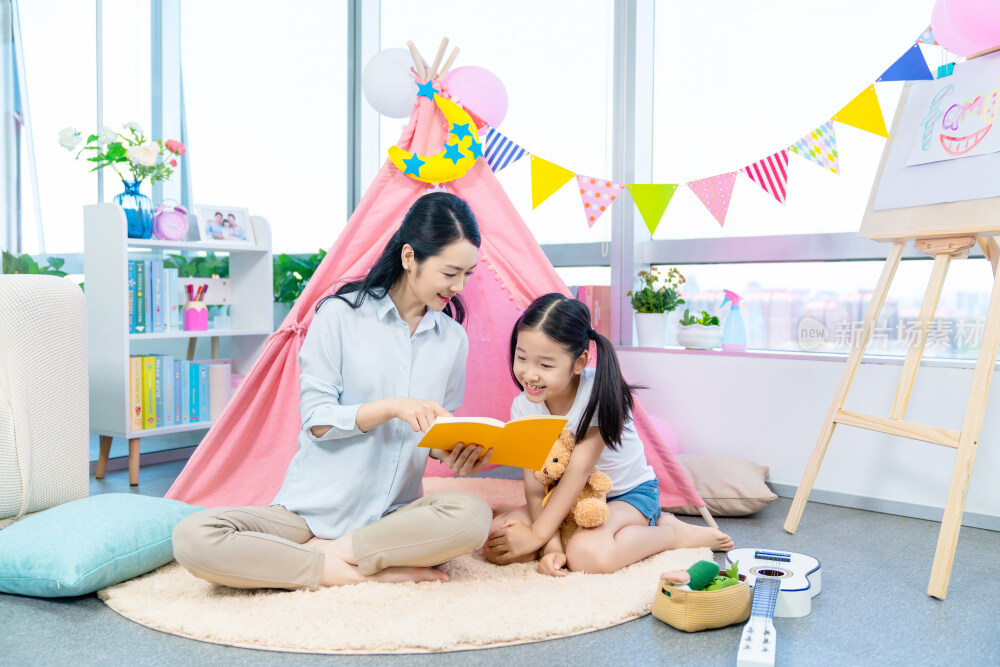 小女孩和妈妈一起看书