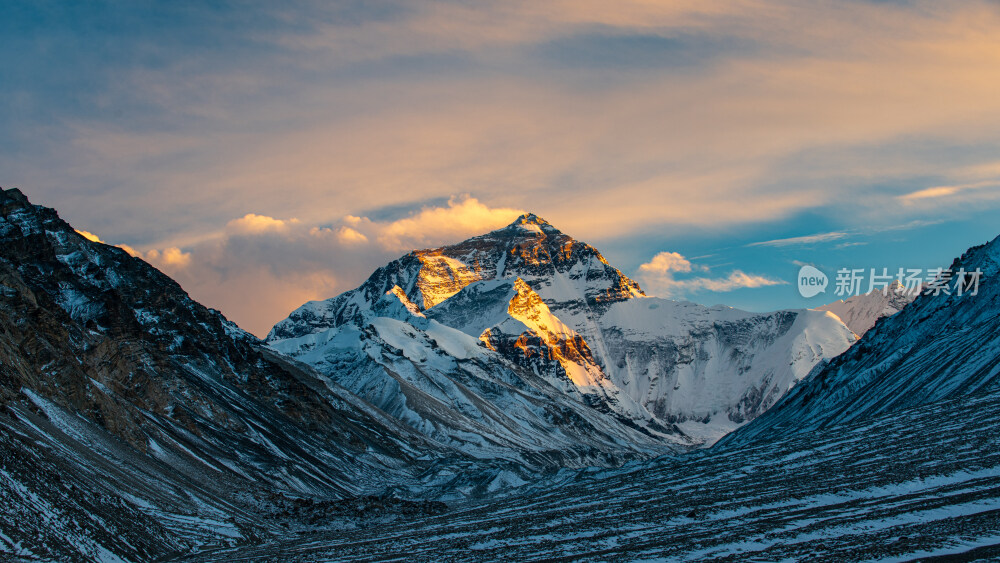 珠穆朗玛峰金色落日