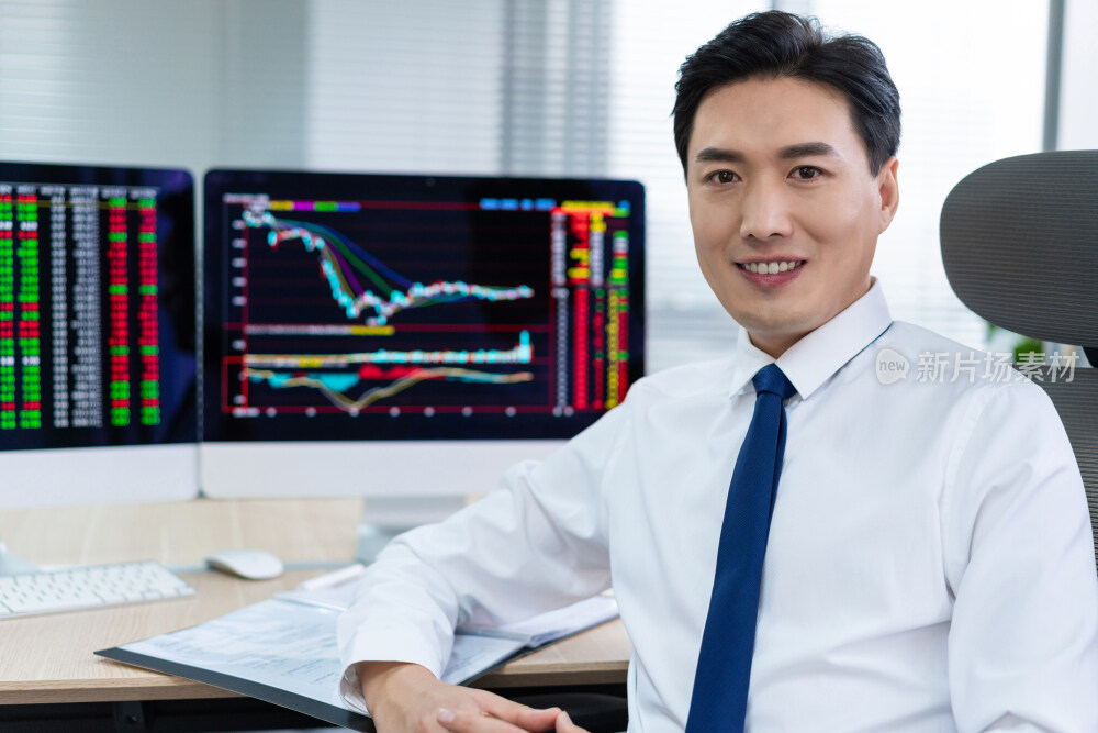 年轻商务男士办公