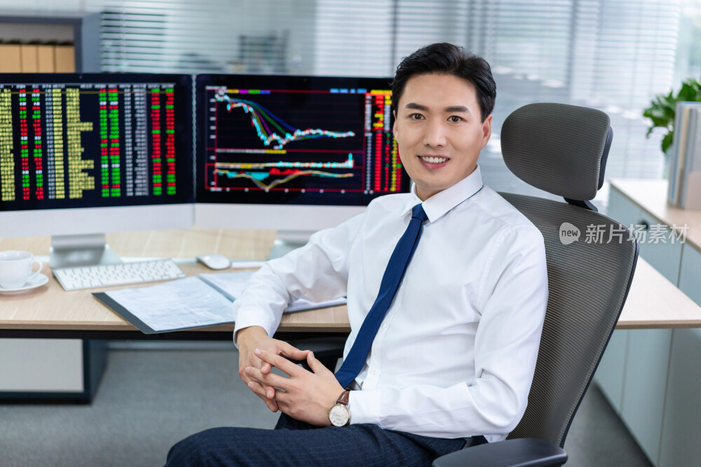 年轻商务男士办公