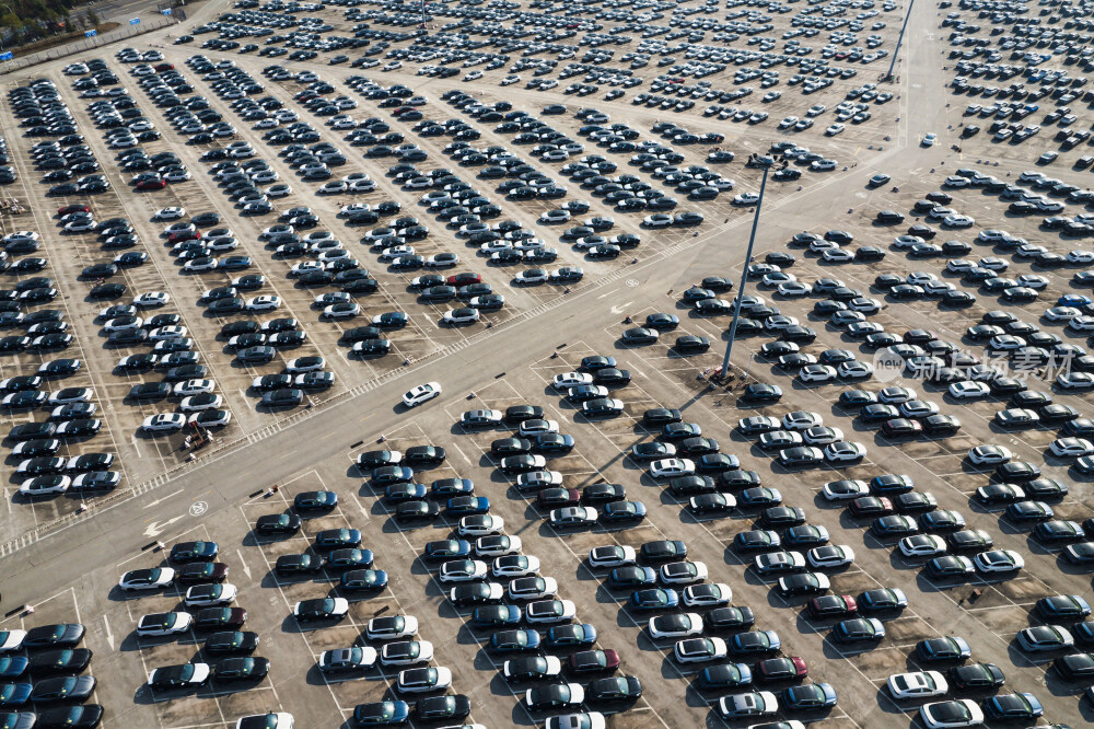 航拍汽车停车场