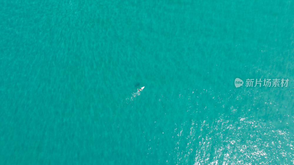 航拍户外平静的海平面皮划艇