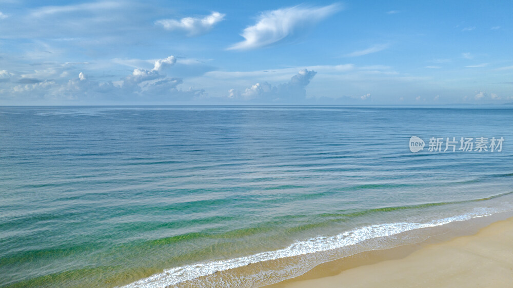 云朵下平静的海岸线