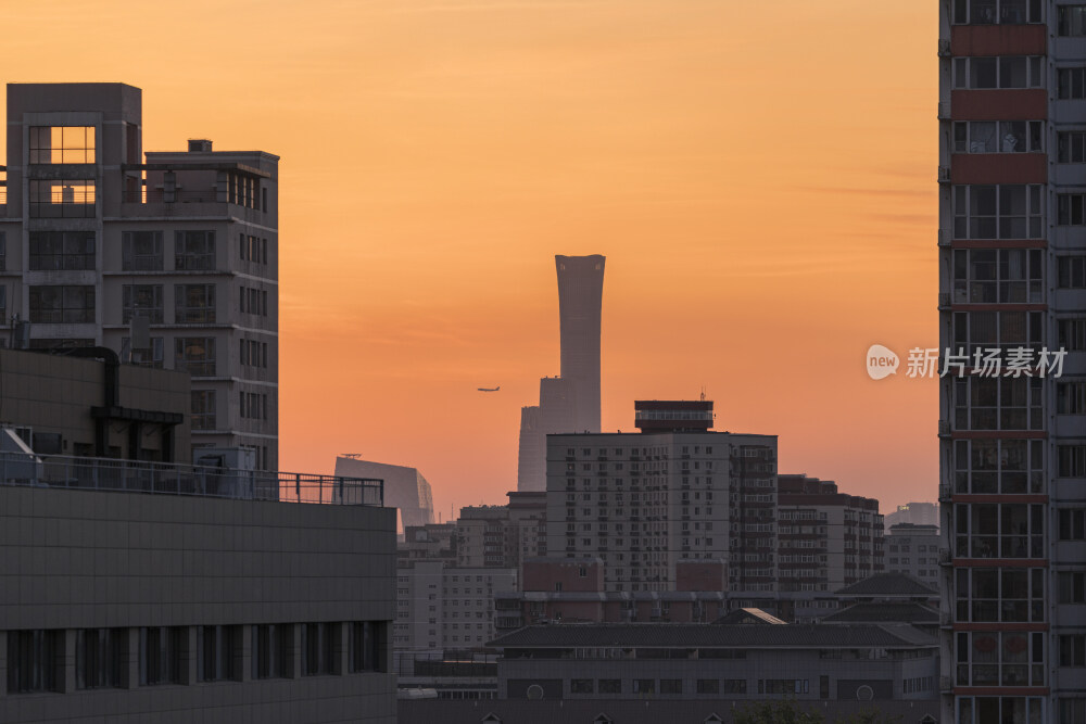 楼宇夹缝中看北京国贸日出