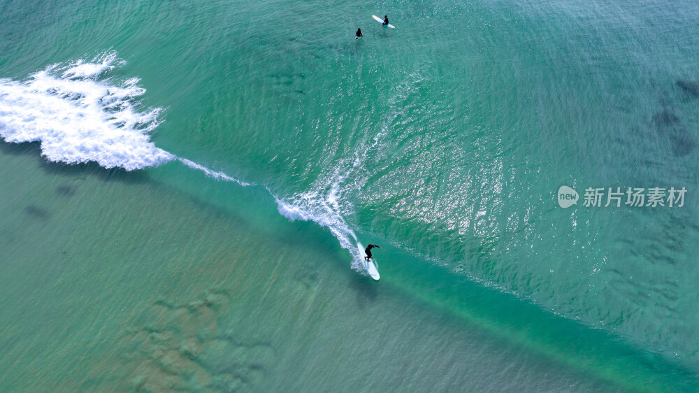 在清澈见底的海岸线上冲浪