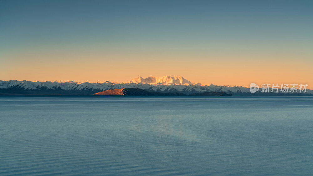 晨光中的念青唐古拉山和纳木错