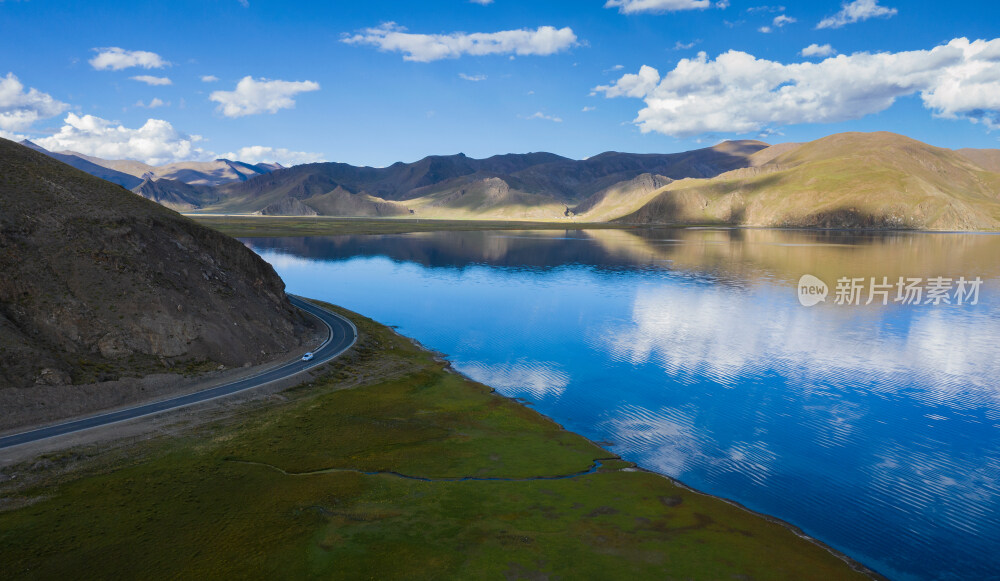 羊卓雍措平静的湖面倒影清晰可见