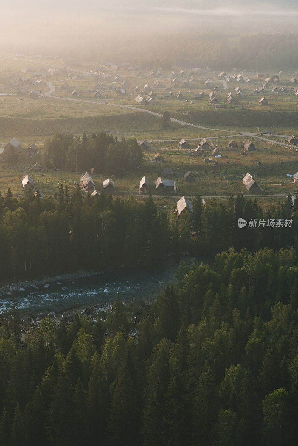 晨雾中的新疆阿勒泰禾木村风景