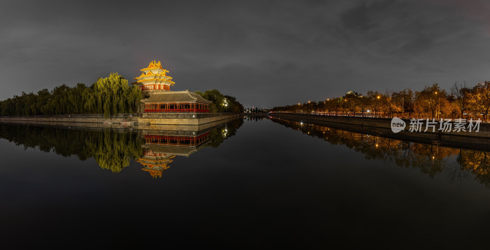 夜晚亮灯的故宫角楼与万春亭同框
