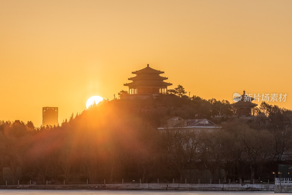 日出时分的万春亭