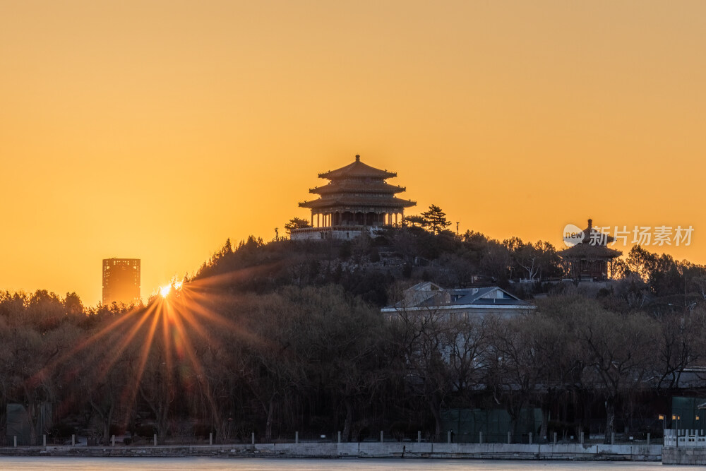 日出时分的北京万春亭