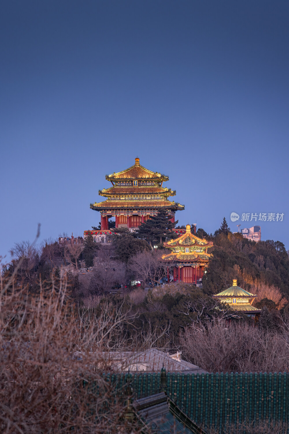 夜晚亮灯的景山万春亭辑芳亭富览亭