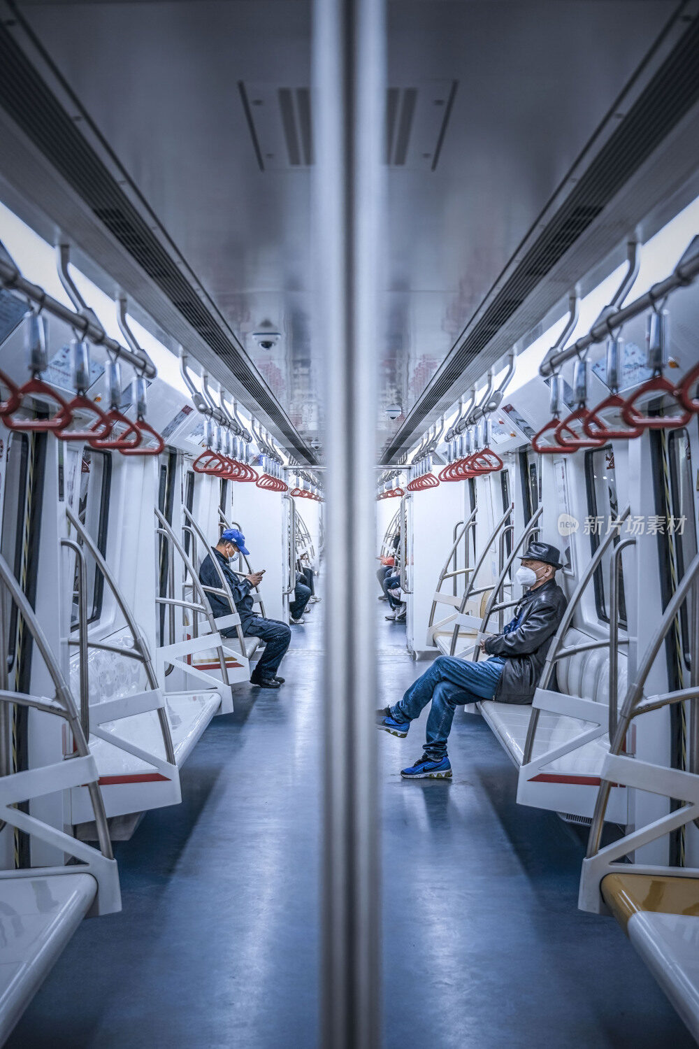 地铁内的乘客