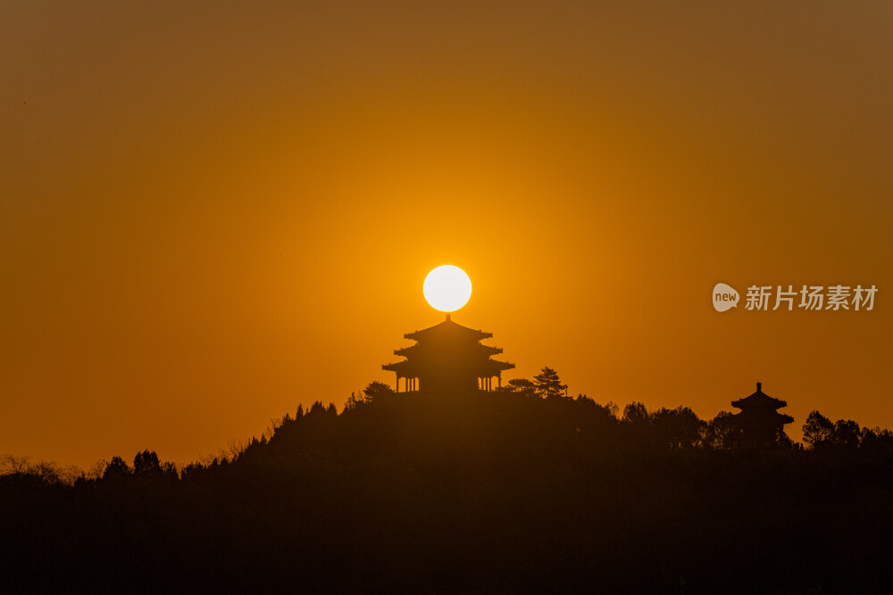 北京景山公园万春亭2023年元旦日出悬日风光