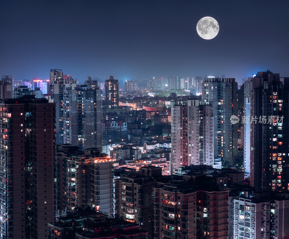 城市夜景与月亮