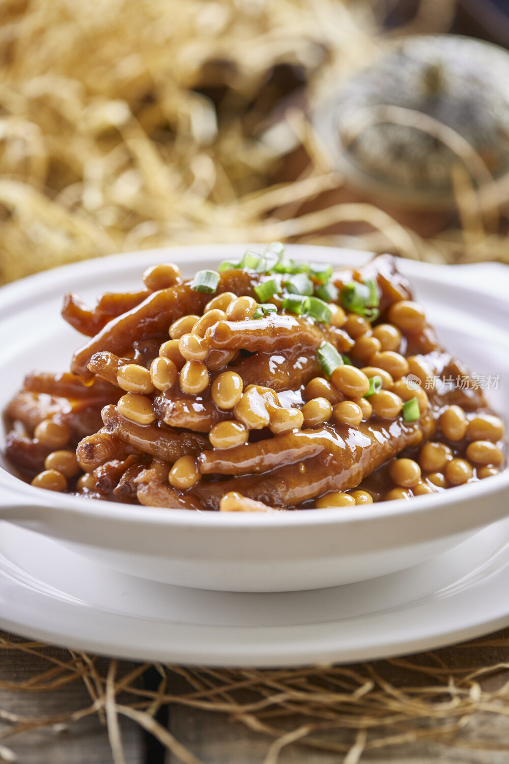白色砂锅装的黄豆焖鸡脚（凤爪）