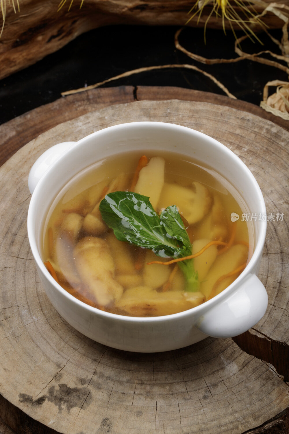 白瓷碗装的虫草花松茸汤