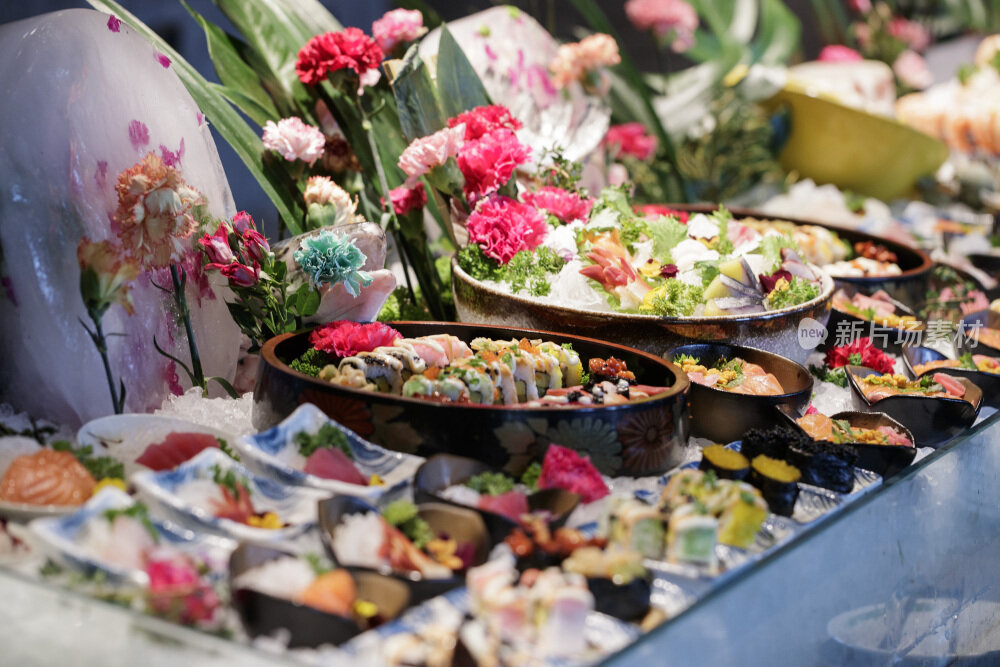 高档自助餐日式料理餐台摆放的寿司