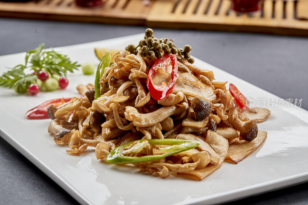 方瓷盘装的麻辣油炸鲜杂菌