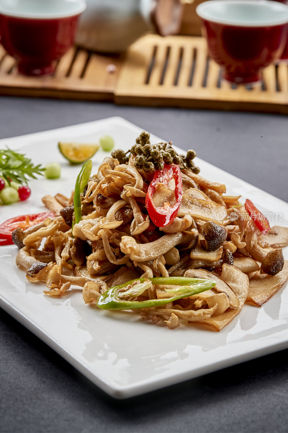 方瓷盘装的麻辣油炸鲜杂菌