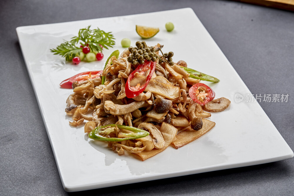 方瓷盘装的麻辣油炸鲜杂菌