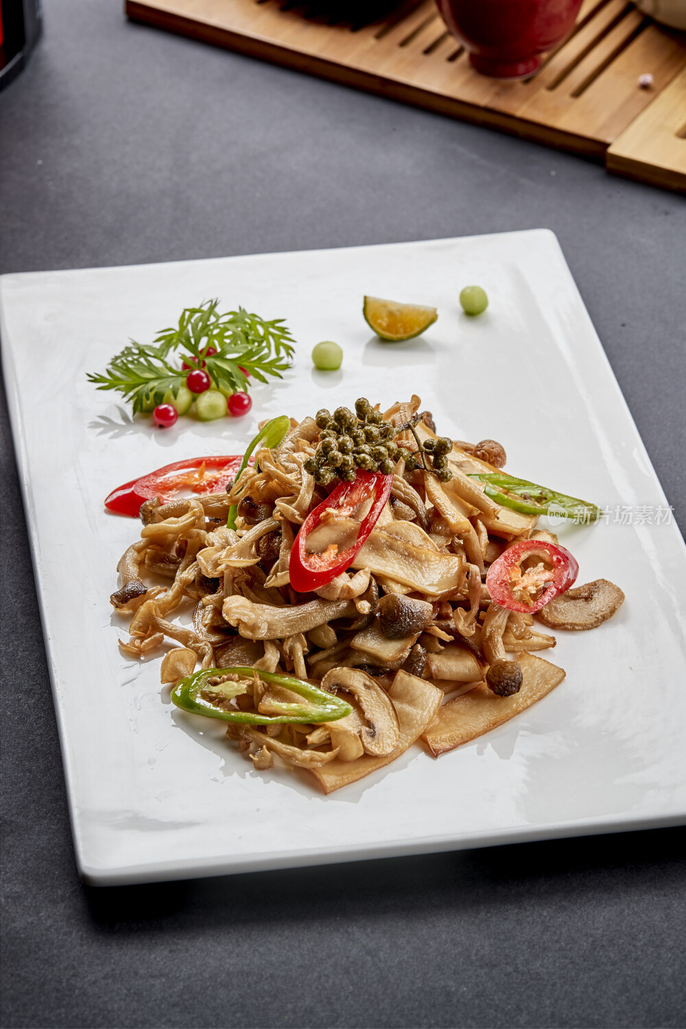 方瓷盘装的麻辣油炸鲜杂菌