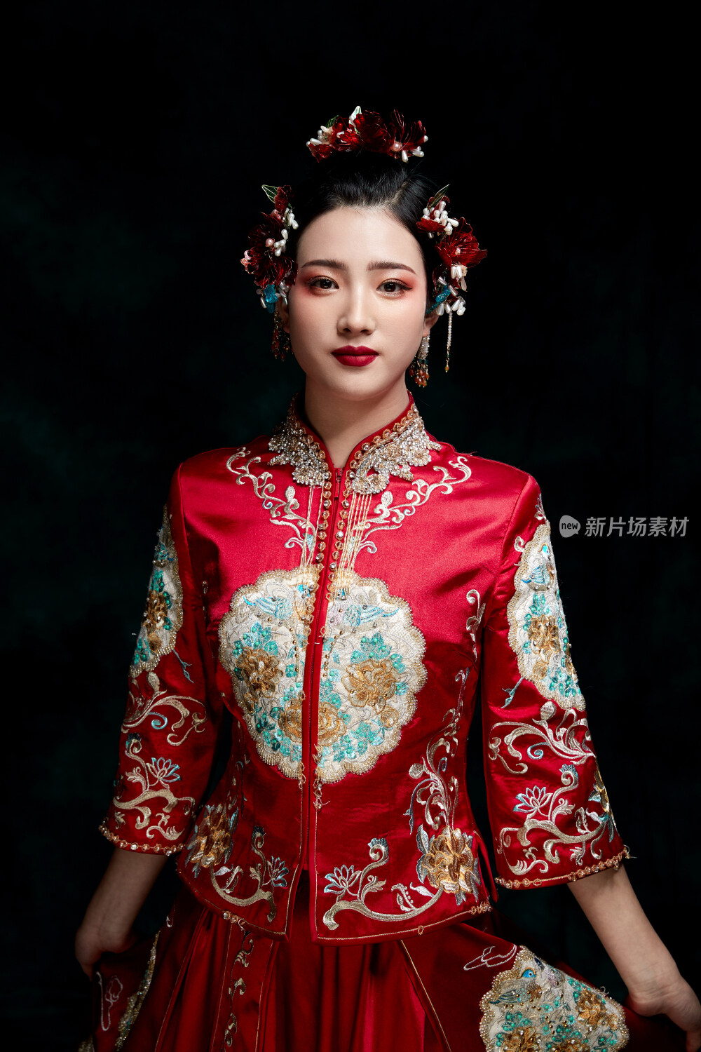 穿着中式秀禾服的亚洲少女