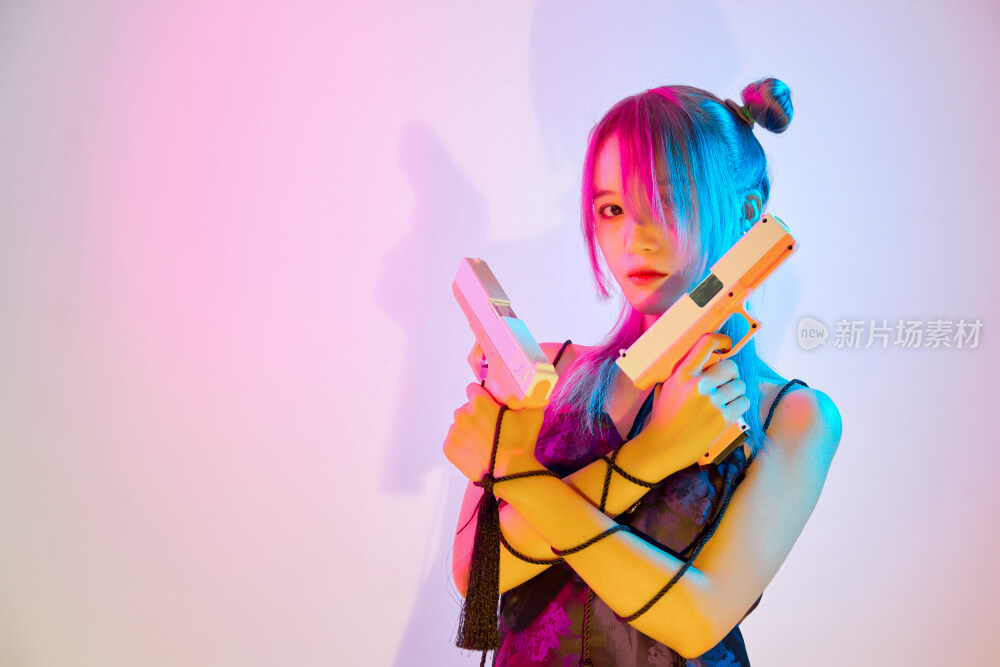 国潮风混搭赛博朋克风格的亚洲旗袍少女