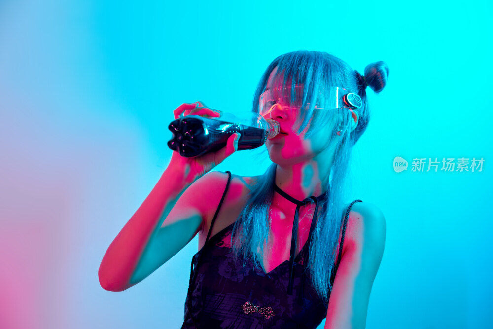 国潮风混搭赛博朋克风格的亚洲旗袍少女