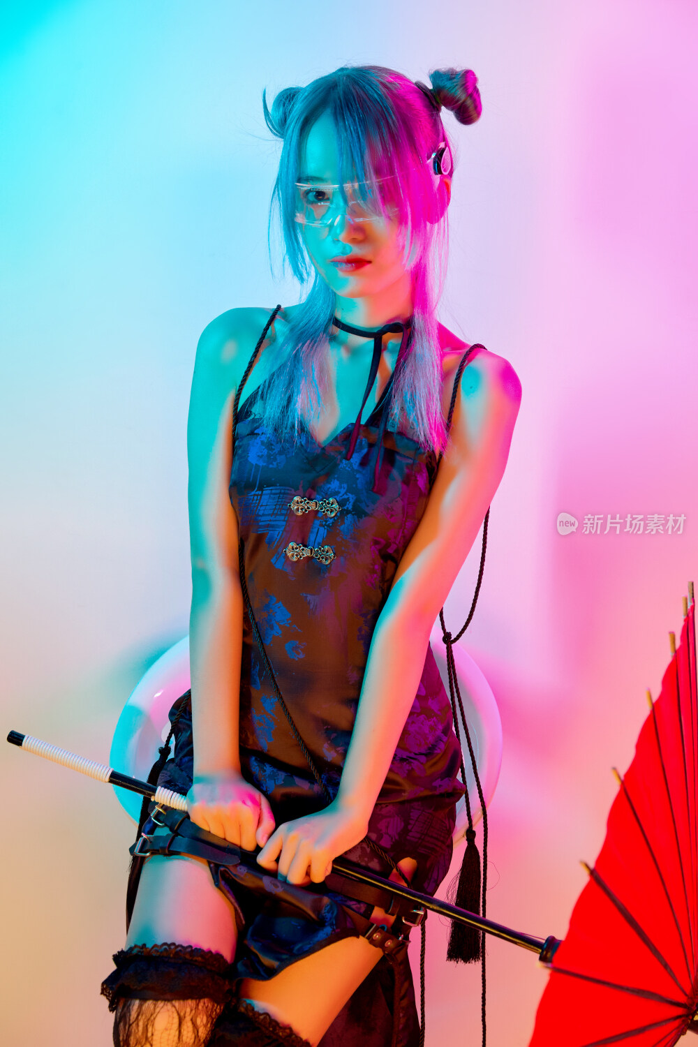 国潮风混搭赛博朋克风格的亚洲旗袍少女