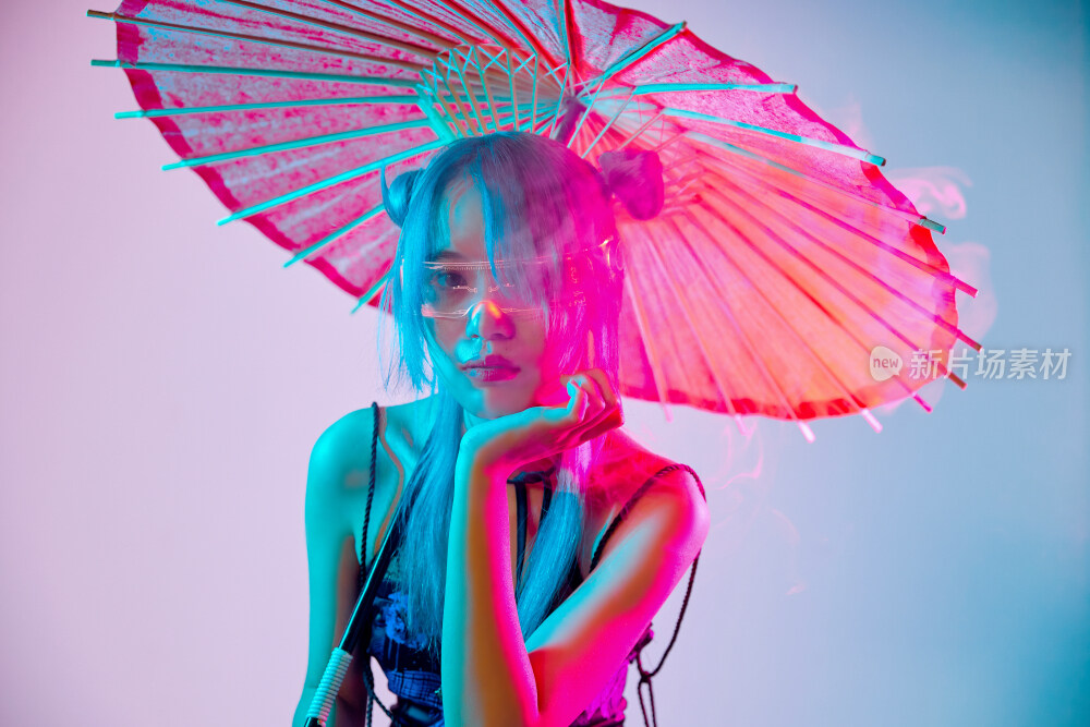 国潮风混搭赛博朋克风格的亚洲旗袍少女