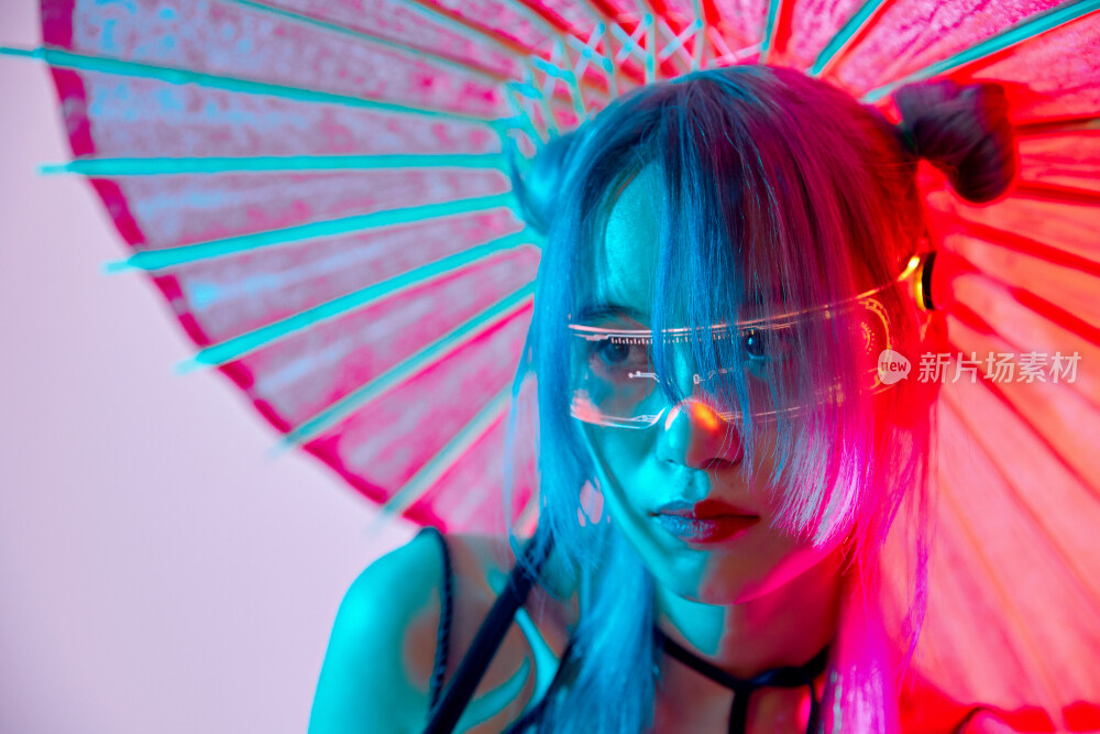 国潮风混搭赛博朋克风格的亚洲旗袍少女