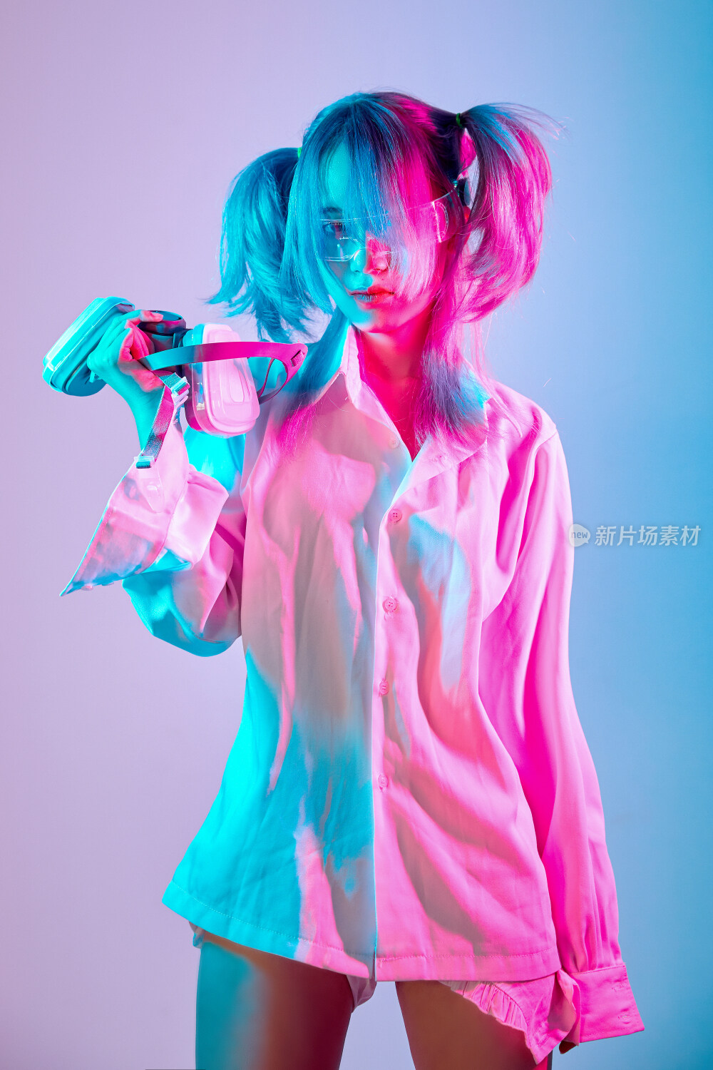 国潮风混搭赛博朋克风格的亚洲旗袍少女