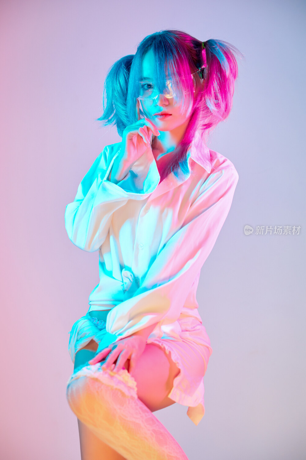 国潮风混搭赛博朋克风格的亚洲旗袍少女