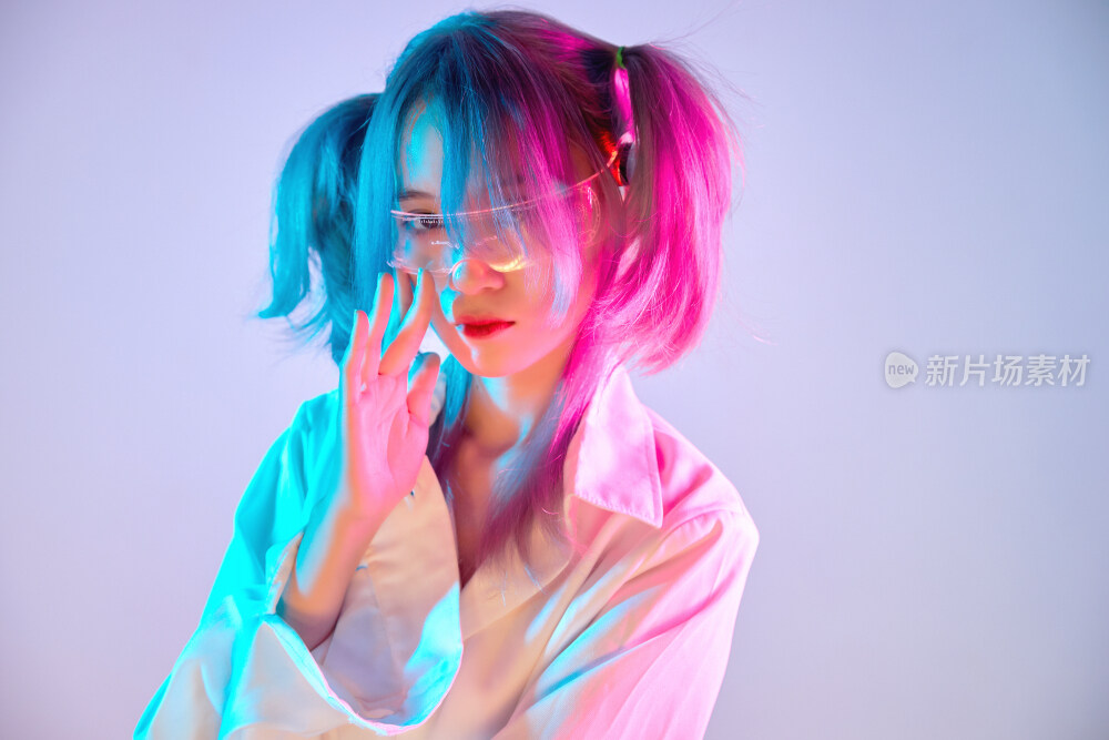 国潮风混搭赛博朋克风格的亚洲旗袍少女