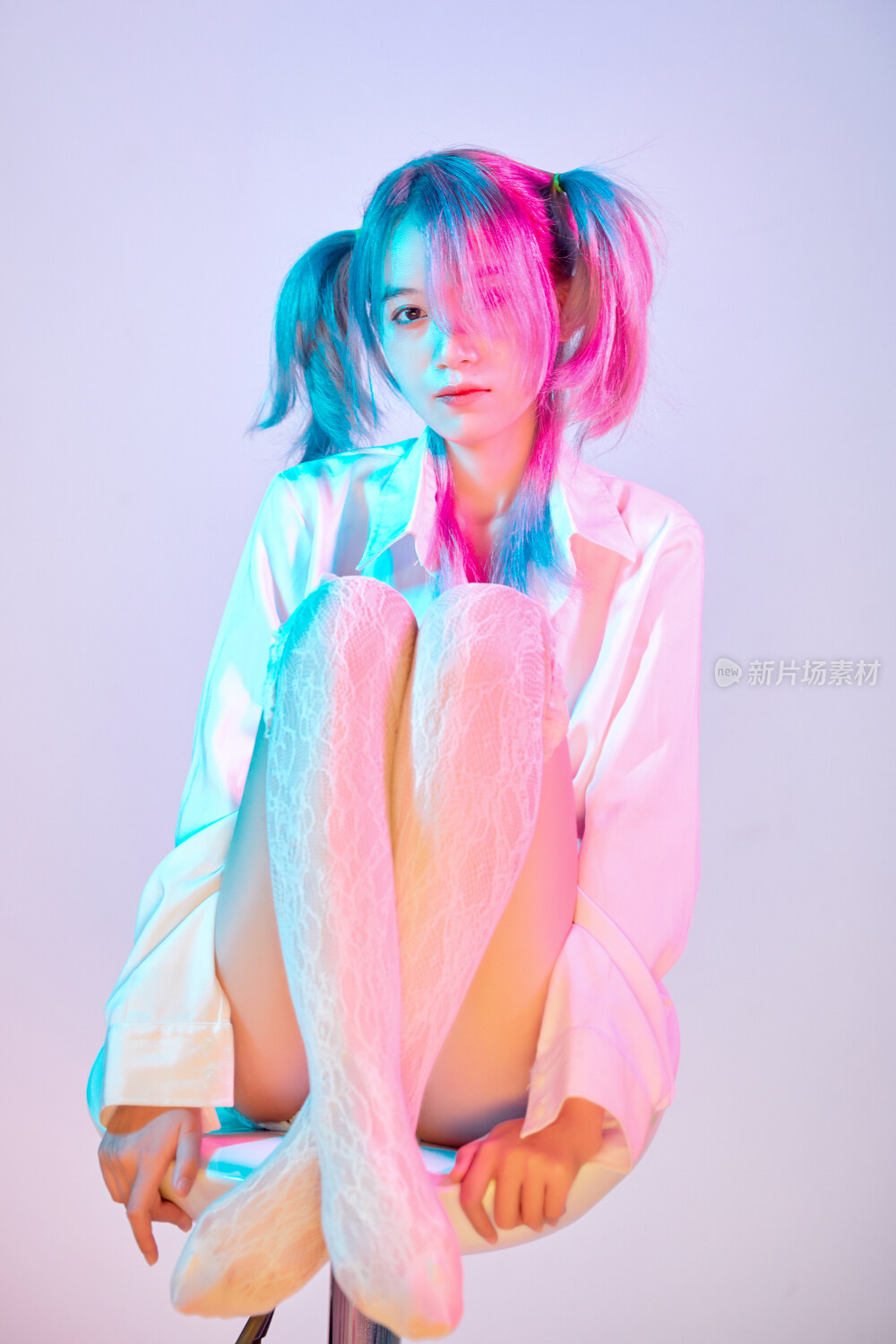 国潮风混搭赛博朋克风格的亚洲旗袍少女