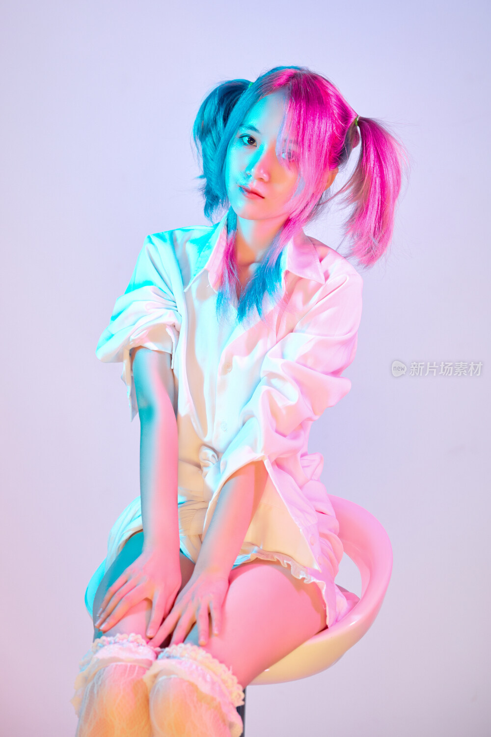 国潮风混搭赛博朋克风格的亚洲旗袍少女