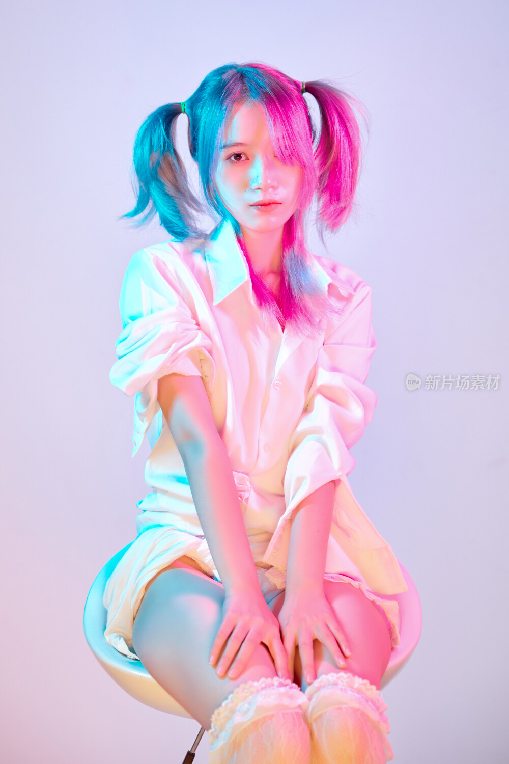 国潮风混搭赛博朋克风格的亚洲旗袍少女