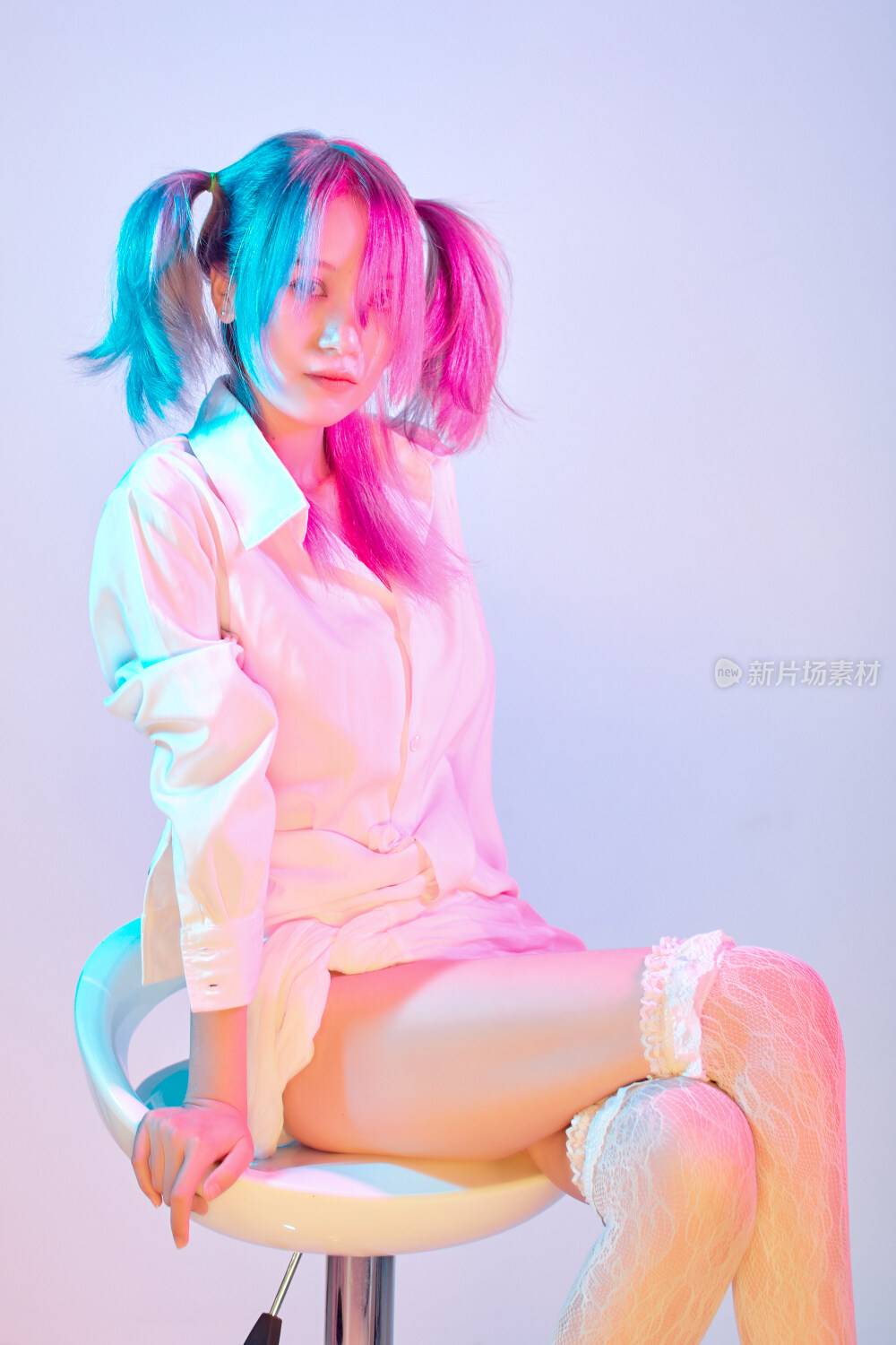 国潮风混搭赛博朋克风格的亚洲旗袍少女