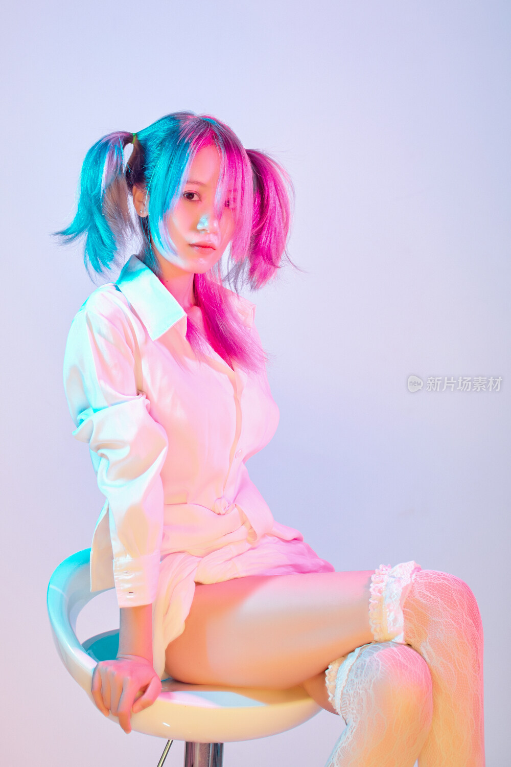 国潮风混搭赛博朋克风格的亚洲旗袍少女